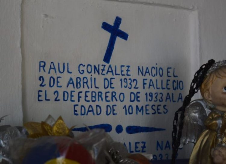 La tombe de Raulito, l'enfant mort mexicain de 10 mois qui faisait des miracles