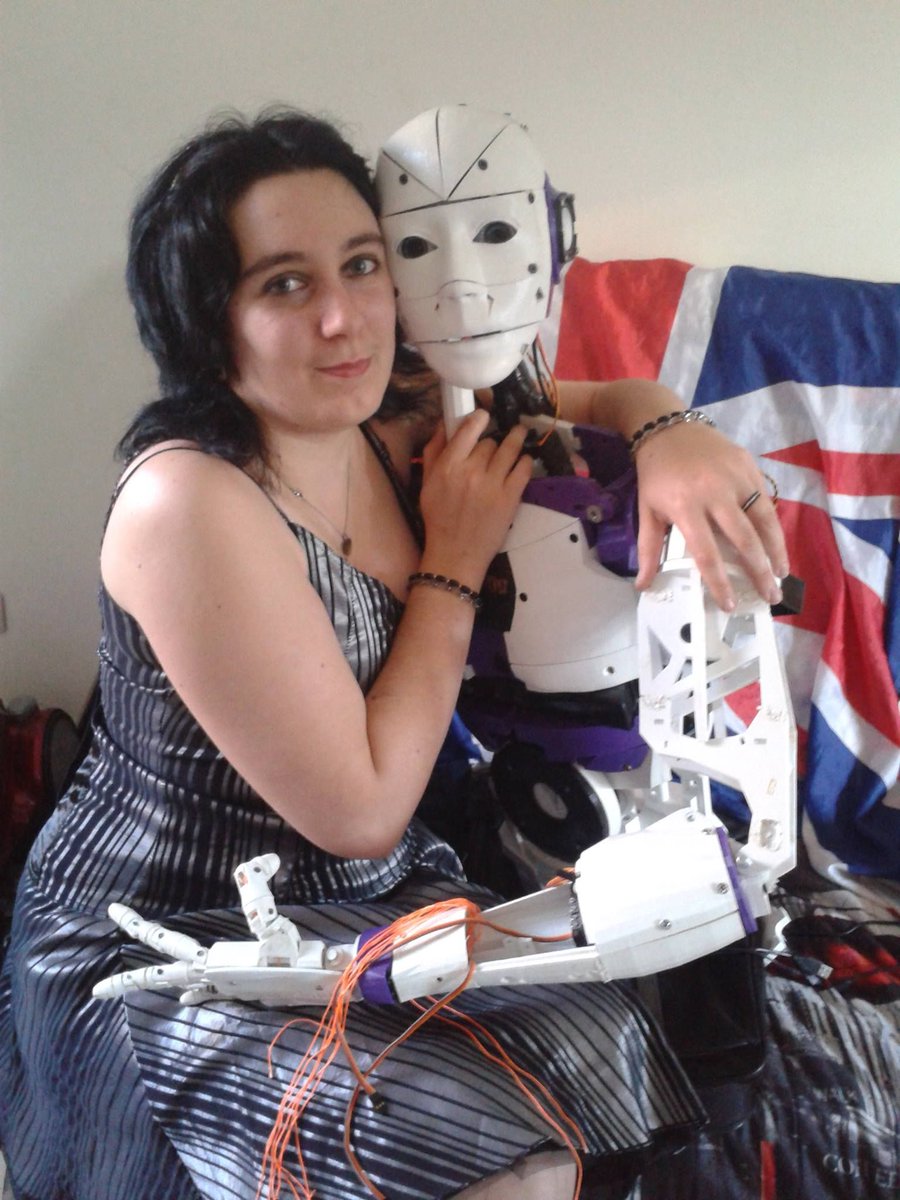 Woman Falls in Love with 3DPrinted Robot, Wants to Marry It
