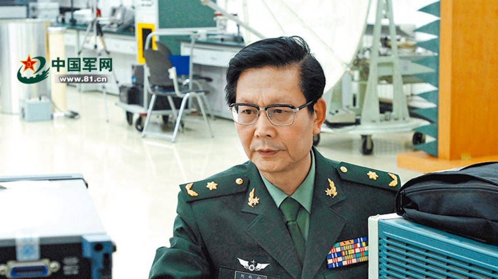 Chinese Scientist Passes 71,000 Volts of Static Electricity Through His