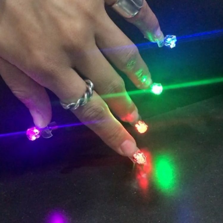 eksplodere Temmelig Optage Korean Nail Artist Creates Pierced LED Disco Nails