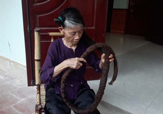 woman mistakes hair extension for snake