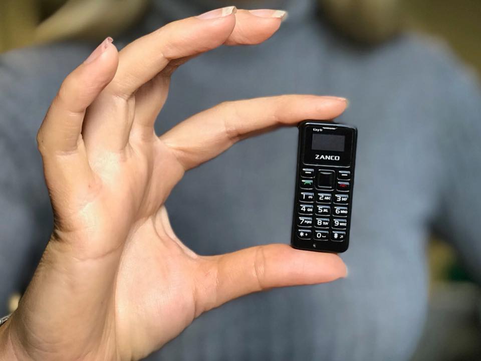 Фотография маленького телефона. Zanco tiny t1. Панасоник Минифон. Маленький сотовый телефон. Самый маленький телефон.