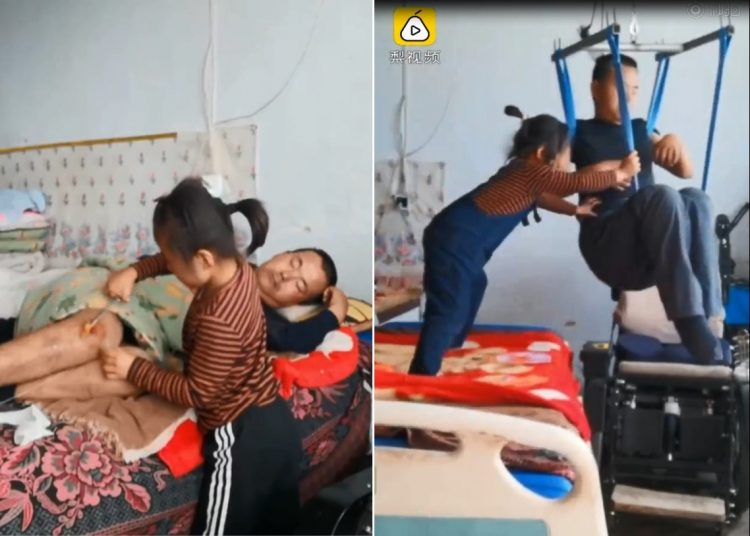 Gadis 6 tahun sedang mengobati luka yang ada di kaki ayahnya dan membantu ayahnya duduk di kursi roda