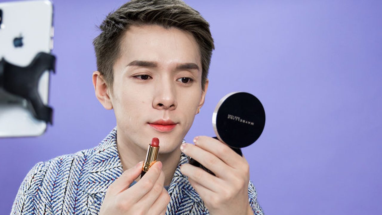 Lipstick King China's No. 1 Beauty Influencer Is a Man Who Tries On
