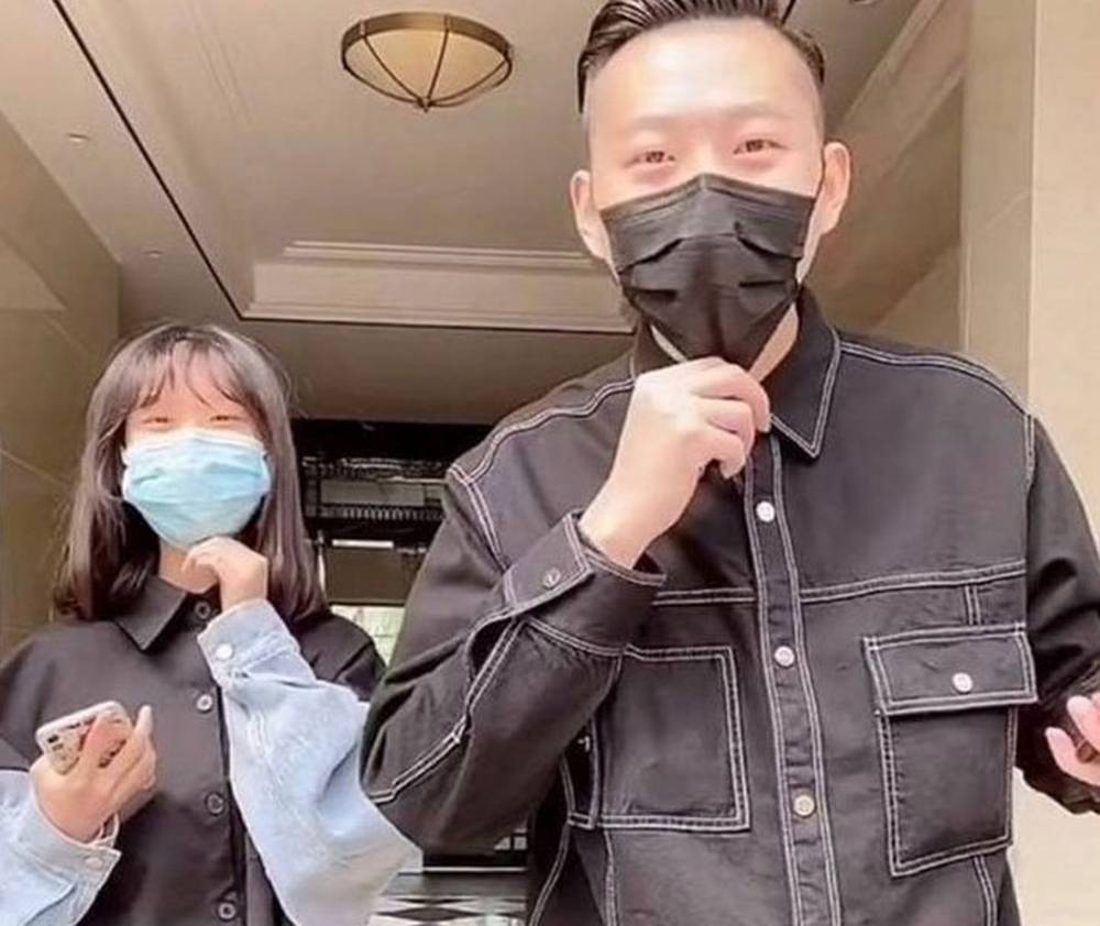 Qi Bao dan ayahnya saat membuat konten TikTok.