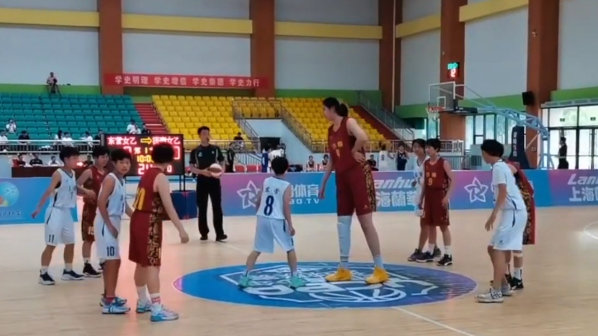 7ft 5in-Tall, 14-Year-Old Chinese Girl Hailed as "New Yao Ming" .