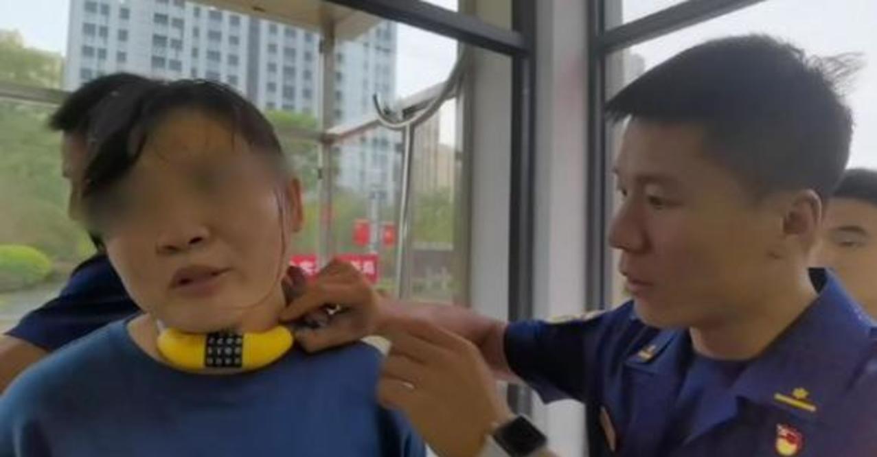 Naughty Child Puts Bicycle Lock Around Mother’s Neck, Lock Combination