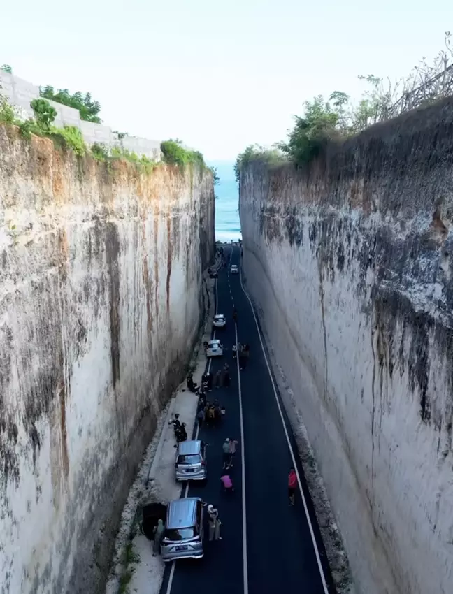Con đường ấn tượng đến bãi biển Bali đã "chia cắt" điều gì?