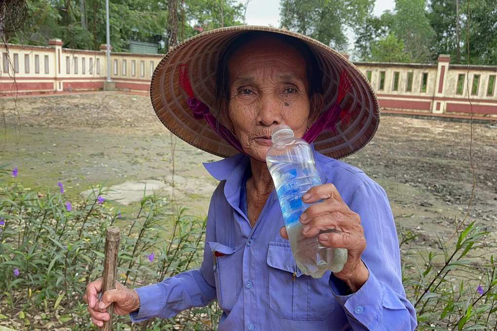 Elderly Woman Claims She Has Lived on Water and Soft Drinks Alone for