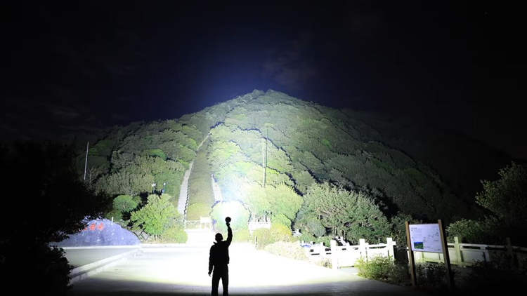 Using the World s Brightest Flashlight Feels Like You re Holding the Sun in Your Hand