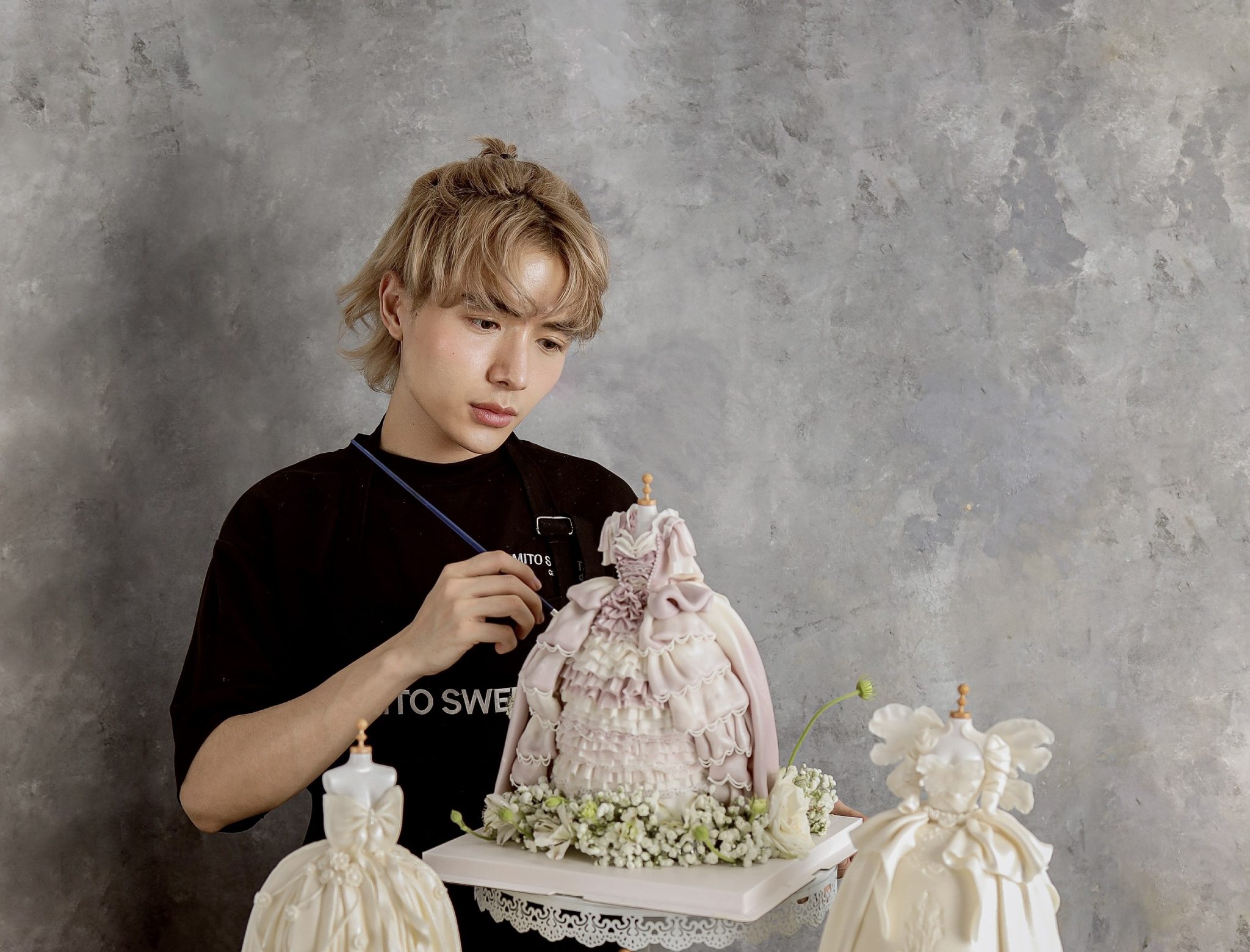 Making fondant look like soft fabric is not the easiest thing in the world,...