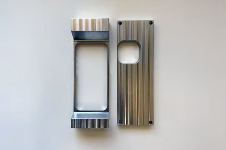 6-pound-smartphone-case4-750x498 Esta capa de telefone inconveniente de 6 libras pode conter o vício do seu smartphone