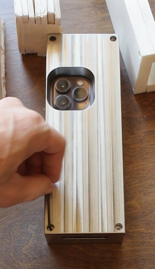 6-pound-smartphone-case5 Esta capa de telefone inconveniente de 6 libras pode conter o vício do seu smartphone