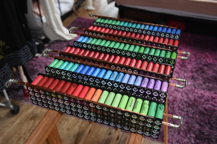 Glubux-batteries2-750x500 Homem alimenta casa por oito anos usando mais de 1.000 baterias de laptop