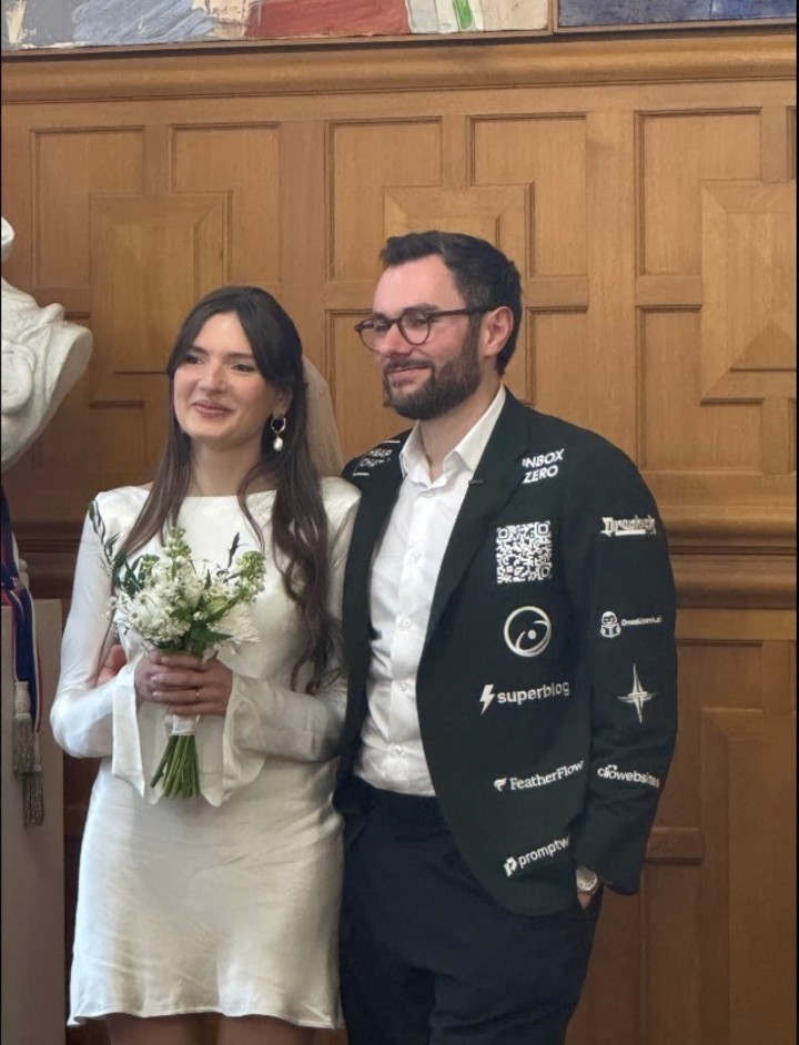 wedding-ads2 Empreendedor de tecnologia financia casamento vendendo anúncios em seu paletó Oddity Central – Coletando curiosidades