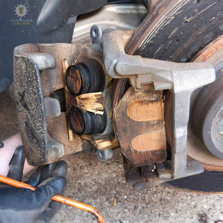 wooden-break-pads2 Homem descobre que SUV de luxo recém-comprado tem almofadas de madeira