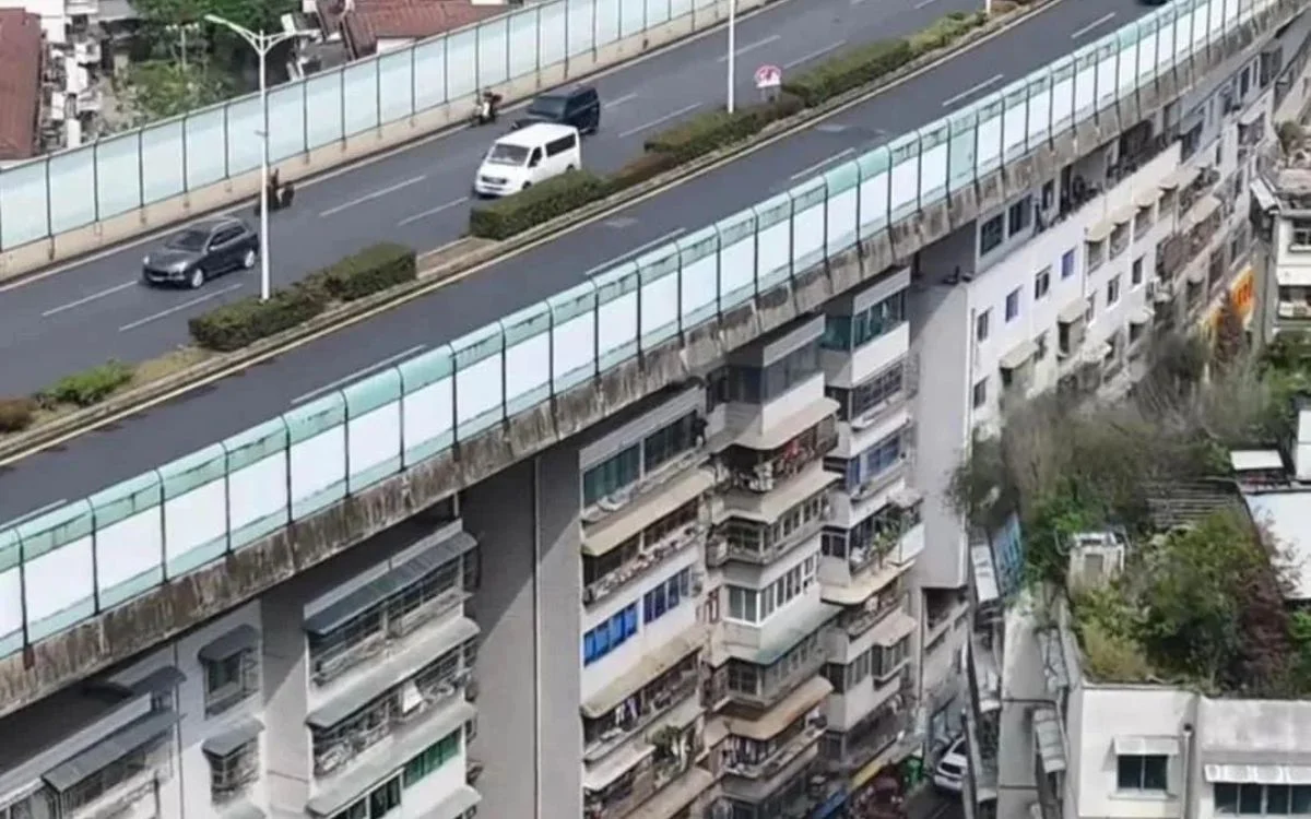 Suspended Motorway in China Passes Straight Over a Dozen Apartment Buildings